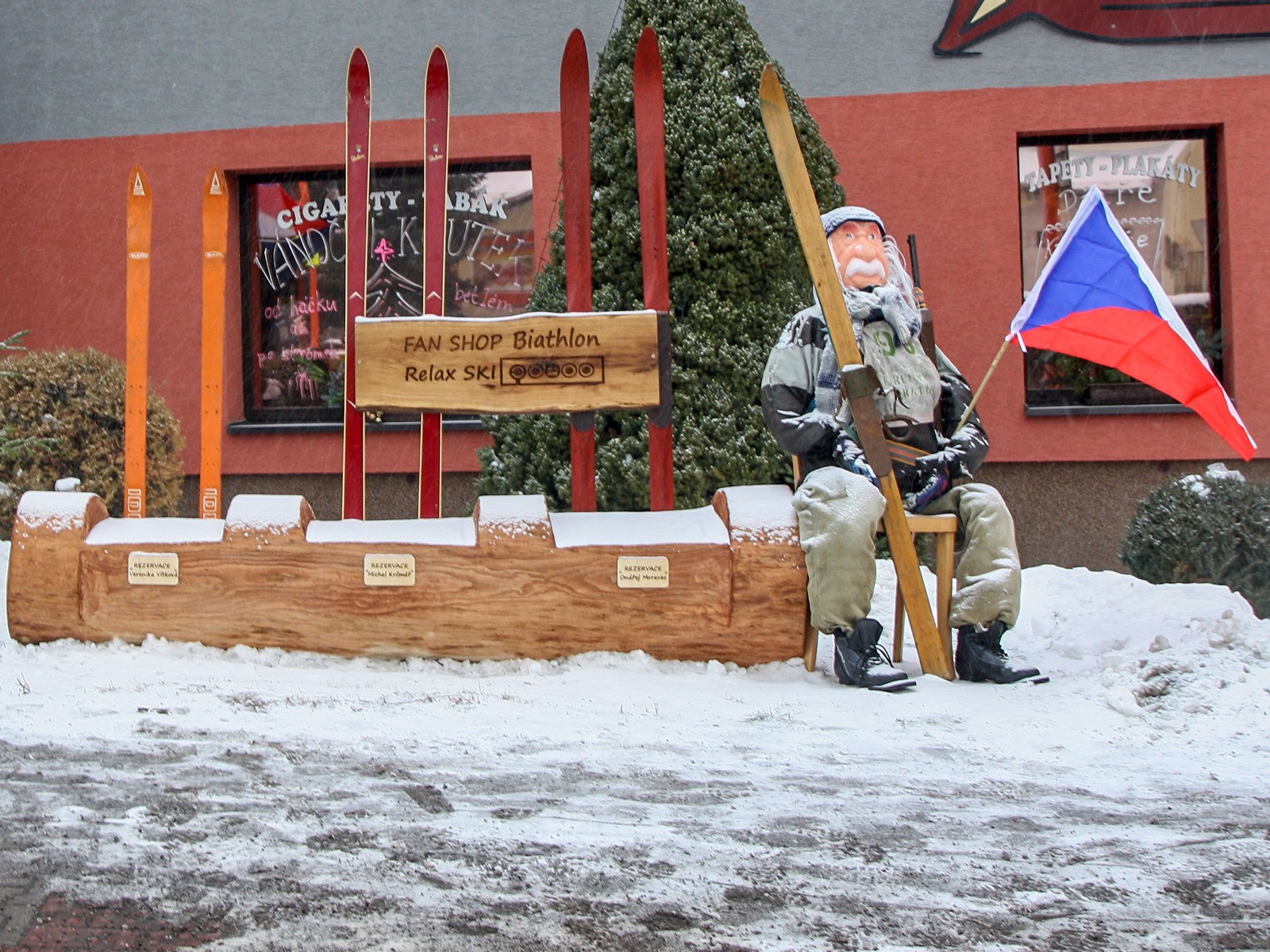 OBRAZEM: Čeští biatlonisté mají v Novém Městě svou vlastní lavičku -  Žďárský deník