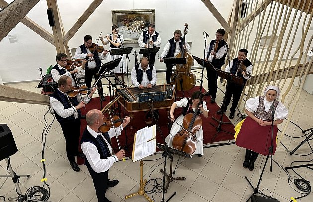 Charitativní koncert ve Městě: orchestr hrál lidovky pro nemocnici, podívejte