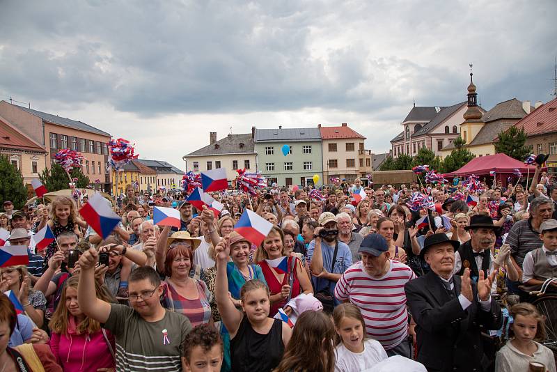 Téměř na den přesně se do Nového Města na Moravě vrátil po devadesáti letech první československý prezident Tomáš Garrigue Masaryk. Novoměští ho v sobotu při městských slavnostech Nova Civitas přivítali stejně jako 17. června 1928 – chlebem a solí. FOTO: 