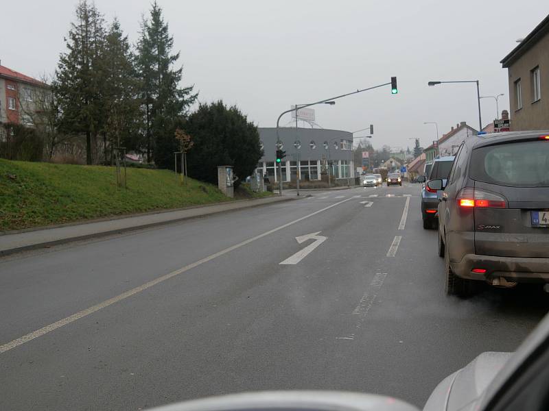 Počátkem roku byla doprava na hlavním tahu Praha - Brno ve Velkém Meziříčí ještě poměrně klidná. Teď stojí řidiči v kolonách.