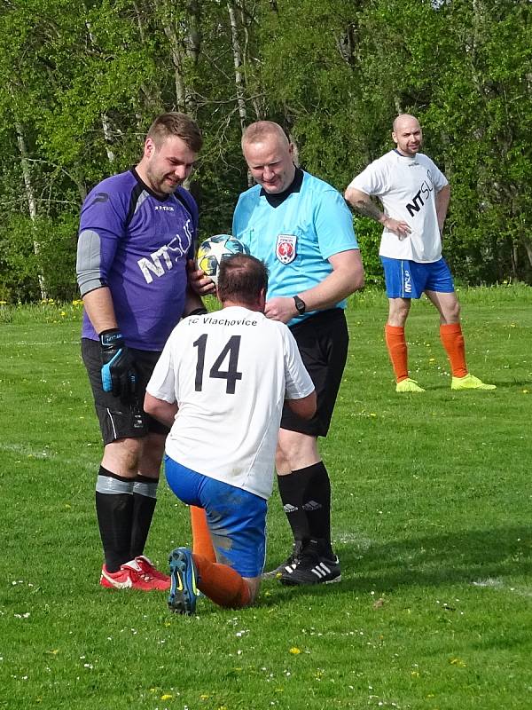 V pořádnou přestřelku se zvrhlo utkání mezi fotbalisty Vlachovic (v bílých dresech) a Strážkem (v zeleném). Oba celky se rozešly smírně po remíze 5:5.