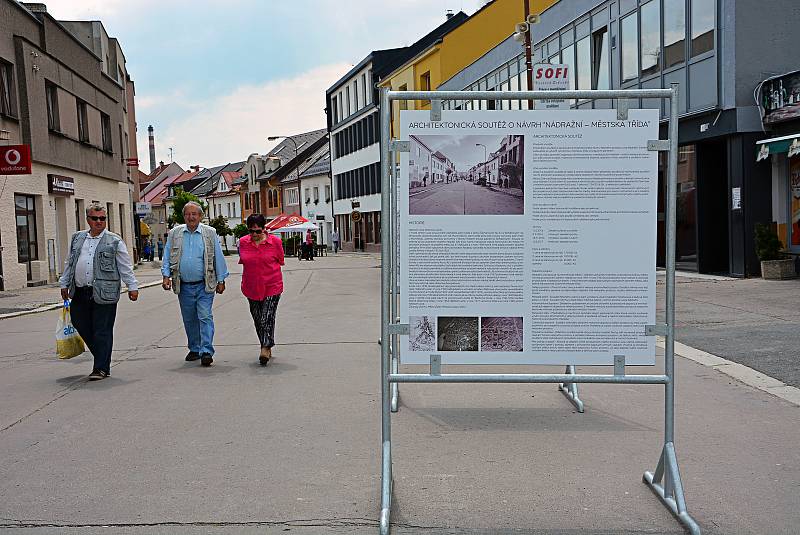 Do konce května chce mít žďárská radnice vybraný návrh, podle něhož se bude realizovat rekonstrukce Nádražní ulice. Studie si mohou lidé ve Žďáře nad Sázavou prohlédnout na panelech umístěných v pěší zóně.