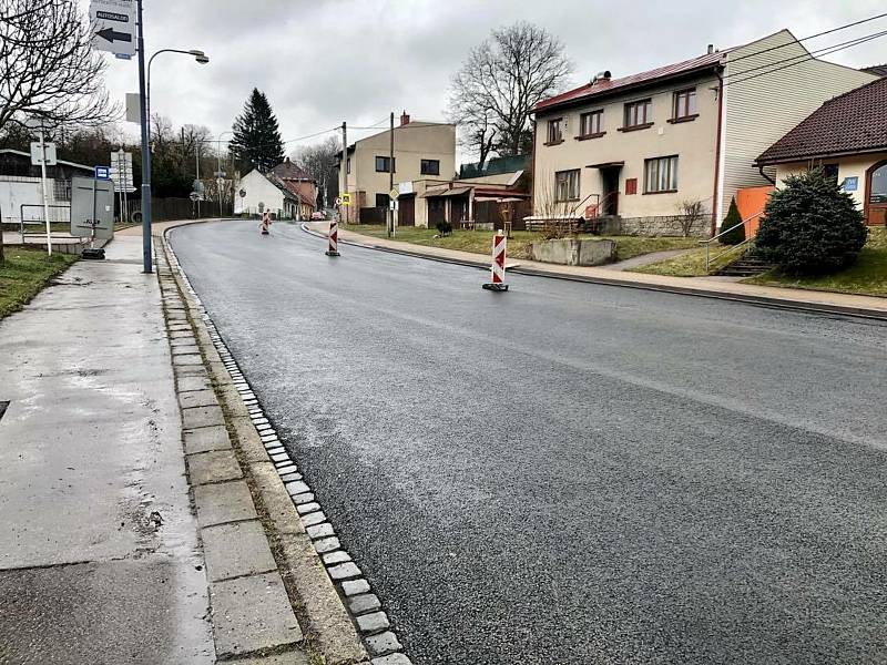 Tři sta padesát metrů dlouhý úsek na silnici 1/19 od křižovatky s ulicí Masarykova směrem na  Bystřici nad Pernštejnem prochází rekonstrukcí.