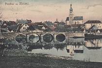Pohlednice Pozdrav ze Žďáru se záběrem okolí kostela sv. Prokopa s kamenným mostem přes řeku Sázavu vyšla po roce 1905 nákladem Jana Tomana ve Žďáře.