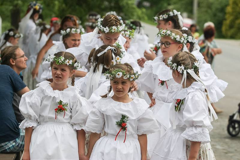 V obci Březské se v neděli 4. června konal tradiční Královničky – svatodušní obchůzka krojovaných dívek po vsi koledního rázu spojená se zpěvem a tancem.