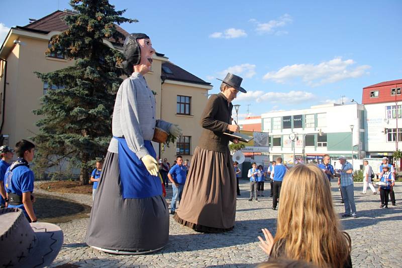 Dvaadvacátý ročník Slavností jeřabin zahájil průvod, v jehož čele kráčeli nepřehlédnutelní obři z Flobecqu. Kulturní festival, do jehož organizace se zapojilo hned několik městských subjektů, potrvá až do 18. září.