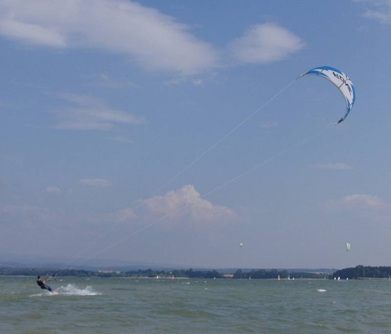 Letní kiteboarding lze provozovat na větších vodních plochách za vhodného větru.