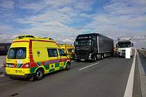 K nehodě dvou nákladních aut a jednoho osobního došlo na 139. kilometru dálnice D1 ve směru jízdy na Brno.