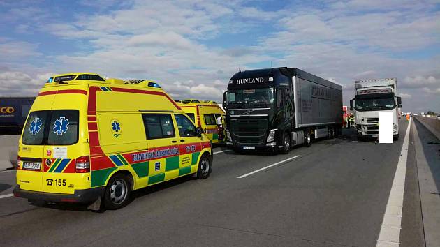 OBRAZEM: Nehody nákladních aut blokovaly dálnici na Vysočině