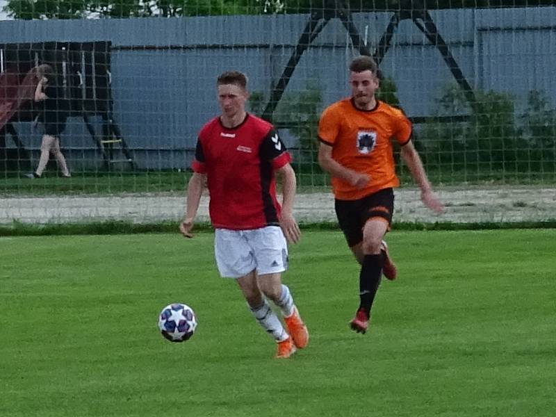 Okresním přeborníkem na Žďársku jsou v sezoně 2021/2022 fotbalisté Křižanova (v oranžových dresech). Rozhodli o tom sobotní remízou 2:2 proti rezervě Nové Vsi.