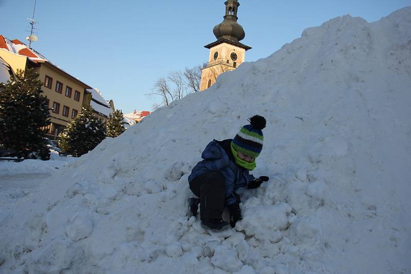 V minulých letech si dětii v centru Nového Městěana Moravě užívaly klouzání na hromadě sněhu.