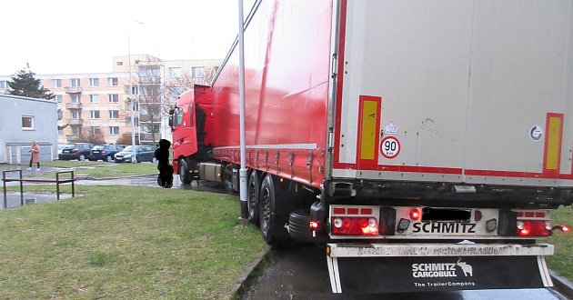 FOTO: Řidič kamionu vjel na sídliště ve Žďáru. Urazil značku a polámal větve