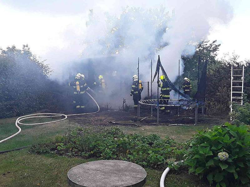 Zahradní chatka lehla popelem. Foto: HZS Kraje Vysočina