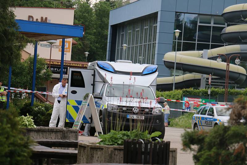 V úterý ráno obsadili a neprodyšně uzavřeli centrum Žďáru nad Sázavou policisté.