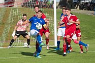 Třetiligoví fotbalisté Velkého Meziříčí (v červeném) doma v sobotu deklasovali juniorku Zlína výsledkem 7:0.