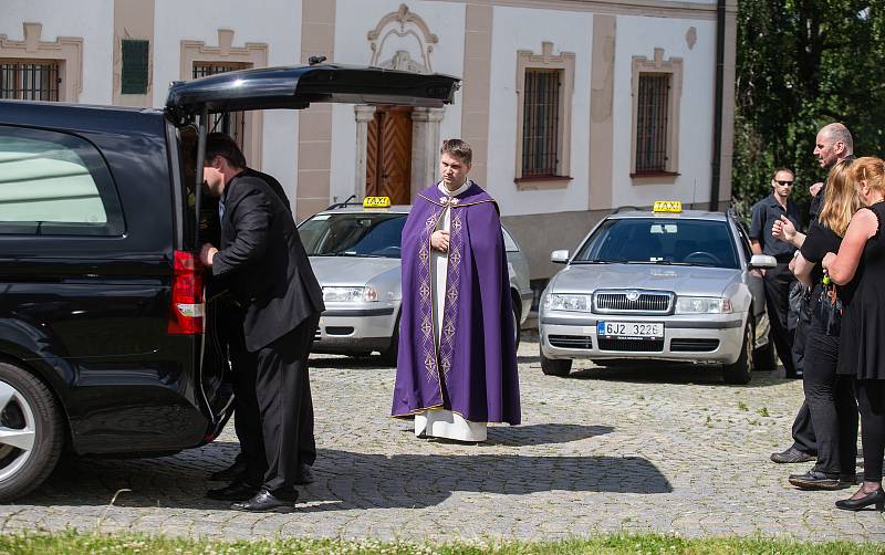 Rozloučení se zavražděnou ženou ve Žďáru nad Sázavou.