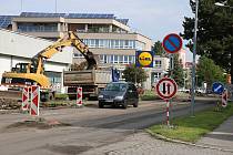Dělníci opravují žďárskou Studentskou ulici.