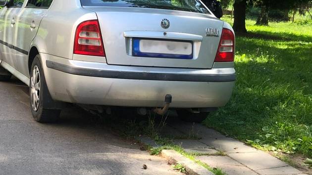 Osobní auto v němž uhynul čtyřletý policejí pes Axel.