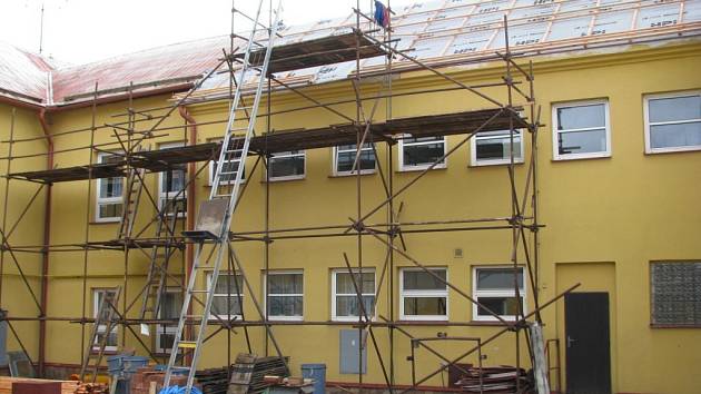 Rekonstrukce střechy dětského domova zahrnuje nový krov a plechovou krytinu za 3,3 milionu korun, stavební práce budou dokončeny v červenci. 