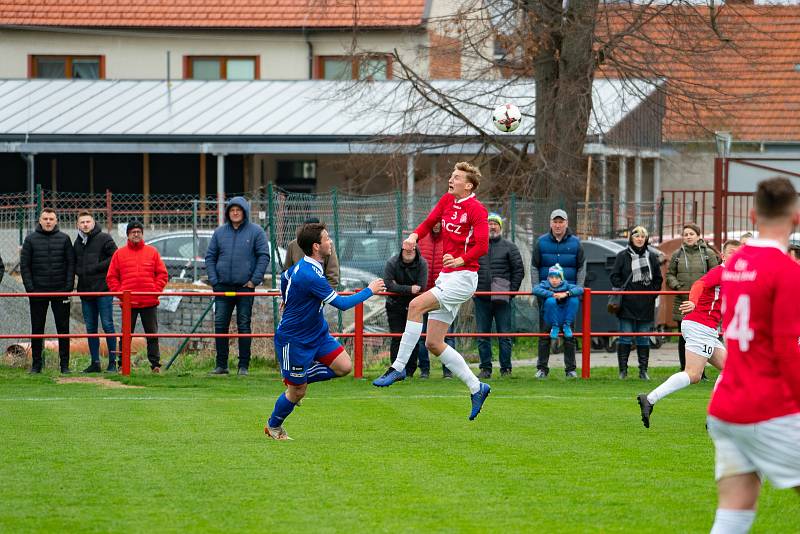 Fotbalisté Velkého Meziříčí (v modrém) o víkendu přivezli z utkání dalšího kola MSFL v Uherském Brodě bod za remízu 2:2.