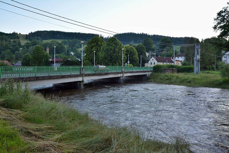 V Dalečíně se hladina Svratky kvůli vydatnému dešti v pondělí zvýšila o víc než metr.