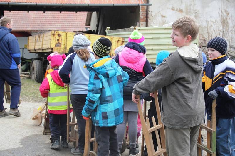 Zvony v Branišově nahradily děti s hrkacími trakaři