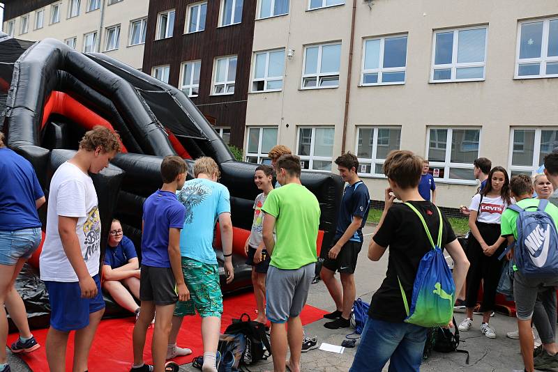 Žáci základních škol plnili úkoly a soutěžili o odměny.