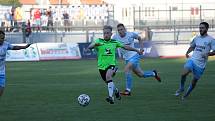 Fotbalisté Nového Města na Moravě (v zeleném) v pátek vyhráli ve Znojmě (v modrém) 2:0.