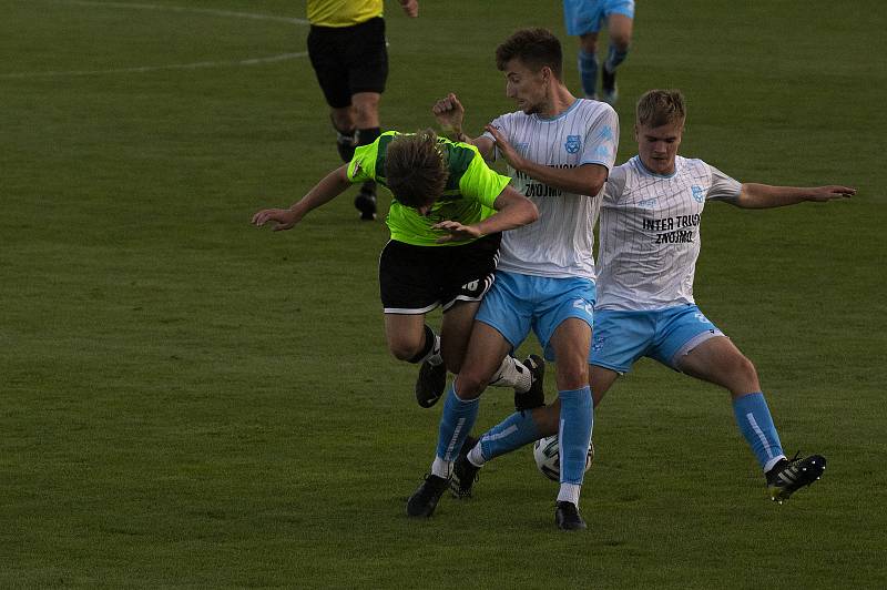 Fotbalisté Nového Města na Moravě (v zeleném) v pátek vyhráli ve Znojmě (v modrém) 2:0.