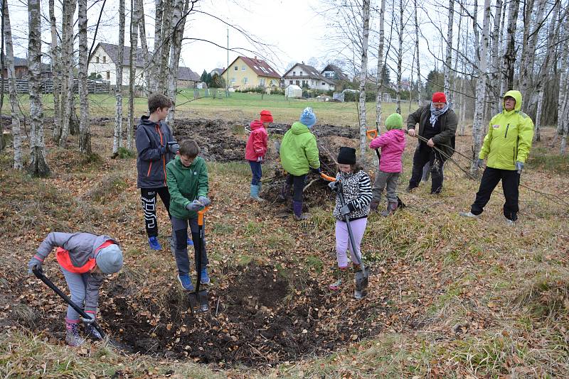 Do budování přírodní učebny se zapojili i někteří křižánečtí školáci se svými rodiči. Společnými silami vykopali například novou tůňku.