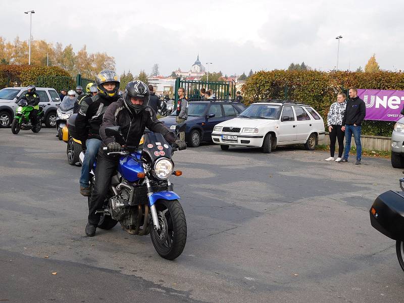 Na žďárském ovále při tradičním zavírání silnic lidé obdivovali stovky motocyklů.