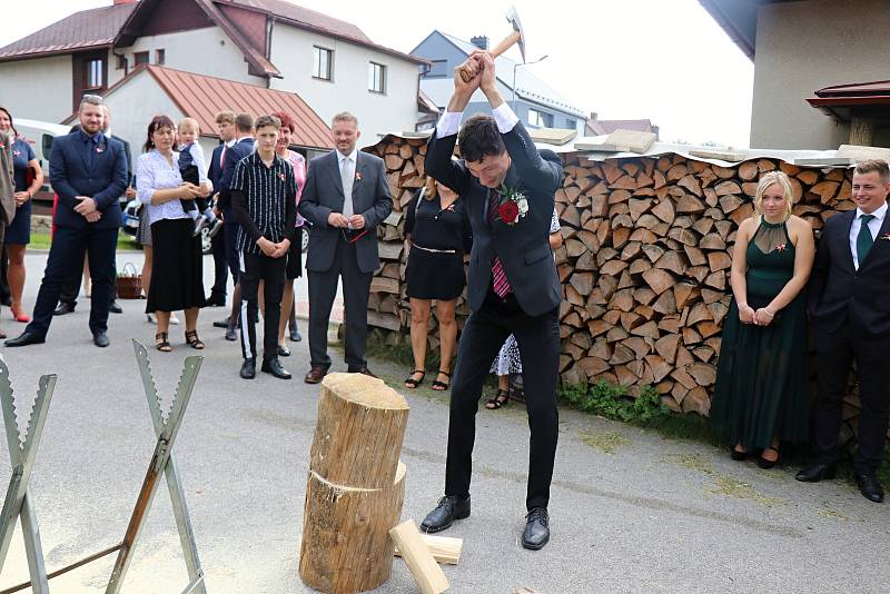 Dobrovolní hasiči se vždy ve svůj svatební den musí podrobit zkoušce. Nejinak to bylo i v případě novomanželů Ondráčkových.