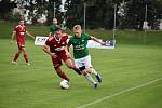 Hráči Velkého Meziříčí (v červeném) podlehlo ve středečním 16. kole MSFL Petřkovicím těsně 0:1.