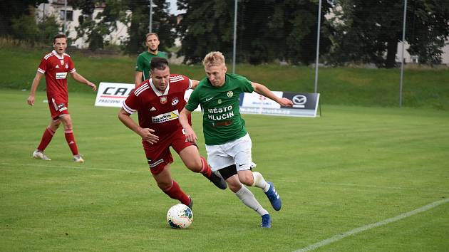 Hráči Velkého Meziříčí (v červeném) podlehlo ve středečním 16. kole MSFL Petřkovicím těsně 0:1.