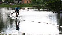 Čtyřiatřicet účastníků se snažilo na kole, či na trakaři přejet úzkou dřevěnou lávku přes rybník Jordán v Račíně na Žďársku. Ukázalo se, že to nebyl jednoduchý úkol, protože o pády do studené vody nebyla nouze.