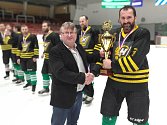 Takto předával Karel Daniel (vlevo) pohár za vítězství v letošním ročníku Vesnické hokejové ligy hráčům Bohdalce.