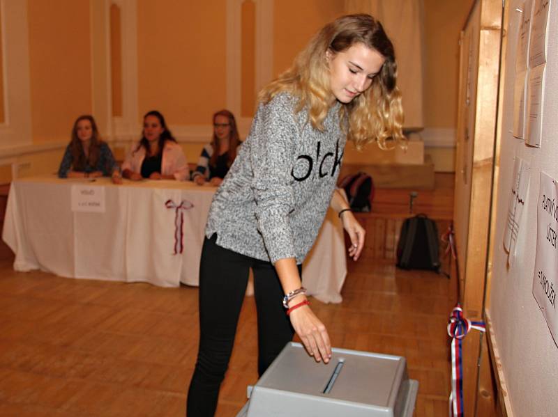 Do auly novoměstského gymnázia byla přistavena volební urna.