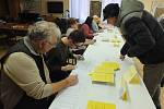 Do volební místnosti v novoměstském domě s pečovatelskou službou mířili v prvních minutách voleb nejen obyvatelé zařízení, ale i další voliči z okrsku.