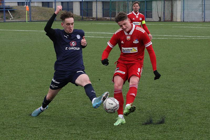 Tři body si přivezli ze stadionu Uničova v neděli fotbalisté Velkého Meziříčí (v červeném záložník Jan Nedvěd), když na Hané dokázali zvítězit 3:1.