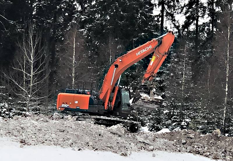 Štěpku zakrývající sníh v obří lednici odhrnou jen proto, aby do zásobníku doplnili další. Práce se ve Vysočina aréně rozjely naplno.