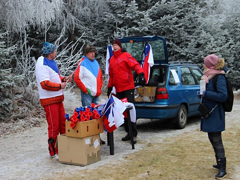 Biatlonoví fanoušci se v sobotu do Vysočina Areny začali přesunovat už čtyři hodiny před začátkem závodů. 