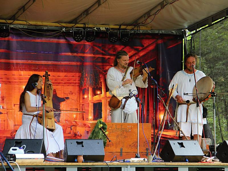 V sobotu pro veřejnost začal dvoudenní Festival historického šermu, hudby a tance pod zříceninou hradu Zubštejn v Pivonicích, místní části Bystřic nad Pernštejnem.