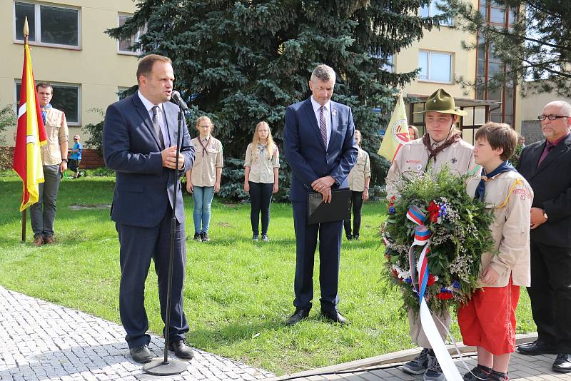 Slavnostního odhalení plastiky Lva od Vincence Makovského coby připomínky stého výročí vzniku Československé republiky se zúčastnily více než dvě stovky lidí.