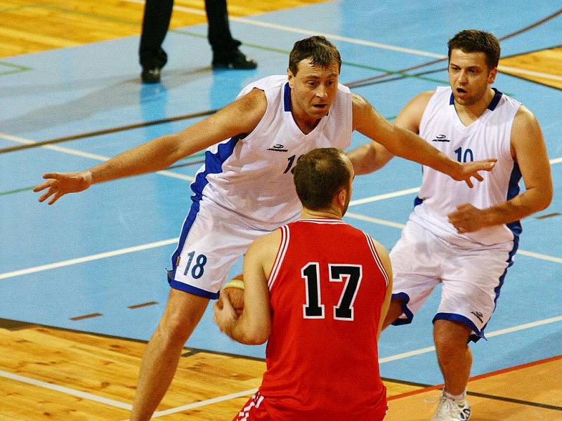 Domácí vysoké výhry se zrodily zejména díky kvalitní obranné činnosti a rychlému přechodu na útočnou polovinu. Žďárští košíkáři  tak po dlouhých devatenácti letech vyhráli II. ligu.
