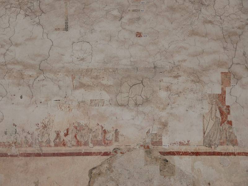 Středověké fresky v rytířském sále mají pocházet zřejmě ze 13. století. Přesné datování však bude jasné až po jejich kompletním odkrytí a zrestaurování.  