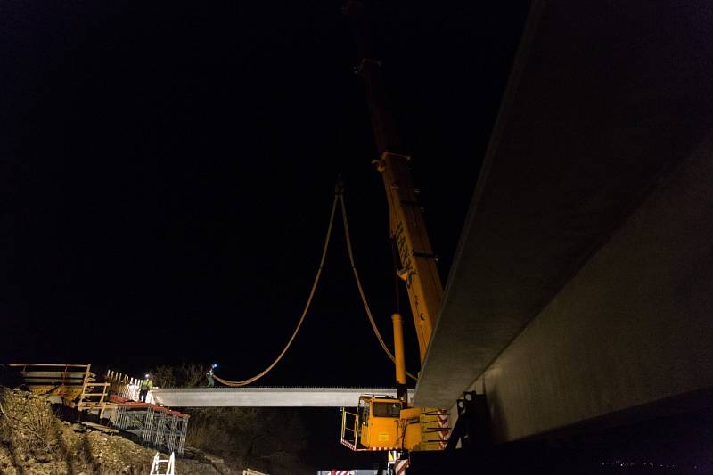 Dálnice D1 mezi Lhotkou a Velkou Bíteší na Žďársku směrem na Brno byla v noci na 22. března na devět hodin uzavřena kvůli stavbě dálničního nadjezdu.
