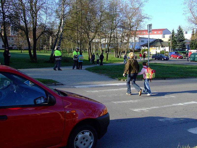 Kartičku s obrázkem zebry a radami, jak by se mělo správně přecházet přes silnici, dostávali ve středu ráno žďárští školáci.