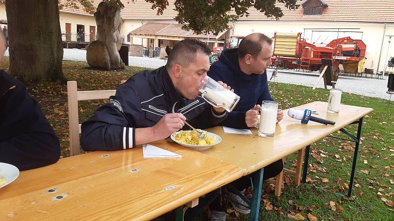 Maxijedlík Jaroslav Němec se nenechal zahanbit ani o víkendu v centru Eden, kde vyhrál v pojídání brambor na čas.