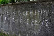 Vzbuďte Lenina, Brežněv se zbláznil. Takový nápis stále zůstává na zámecké zdi.