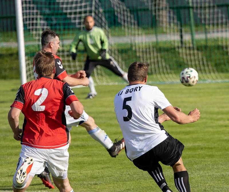 Sobotní souboj mezi fotbalisty domácí rezervy Nové Vsi (v červených dresech) a Bory skončil jasným vítězstvím hostujícího mužstva.